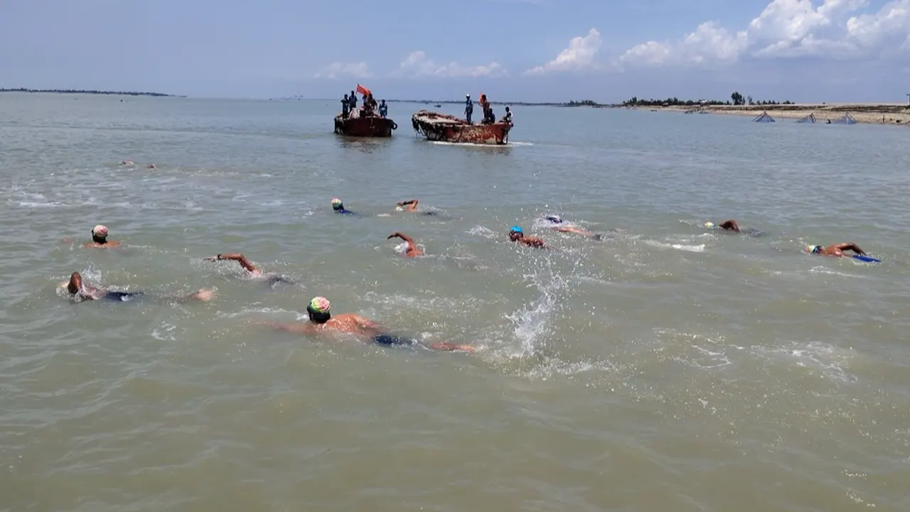 কুতুবদিয়া চ্যানেল পাড়ি দিচ্ছেন সাঁতারুরা। পুরোনো ছবি