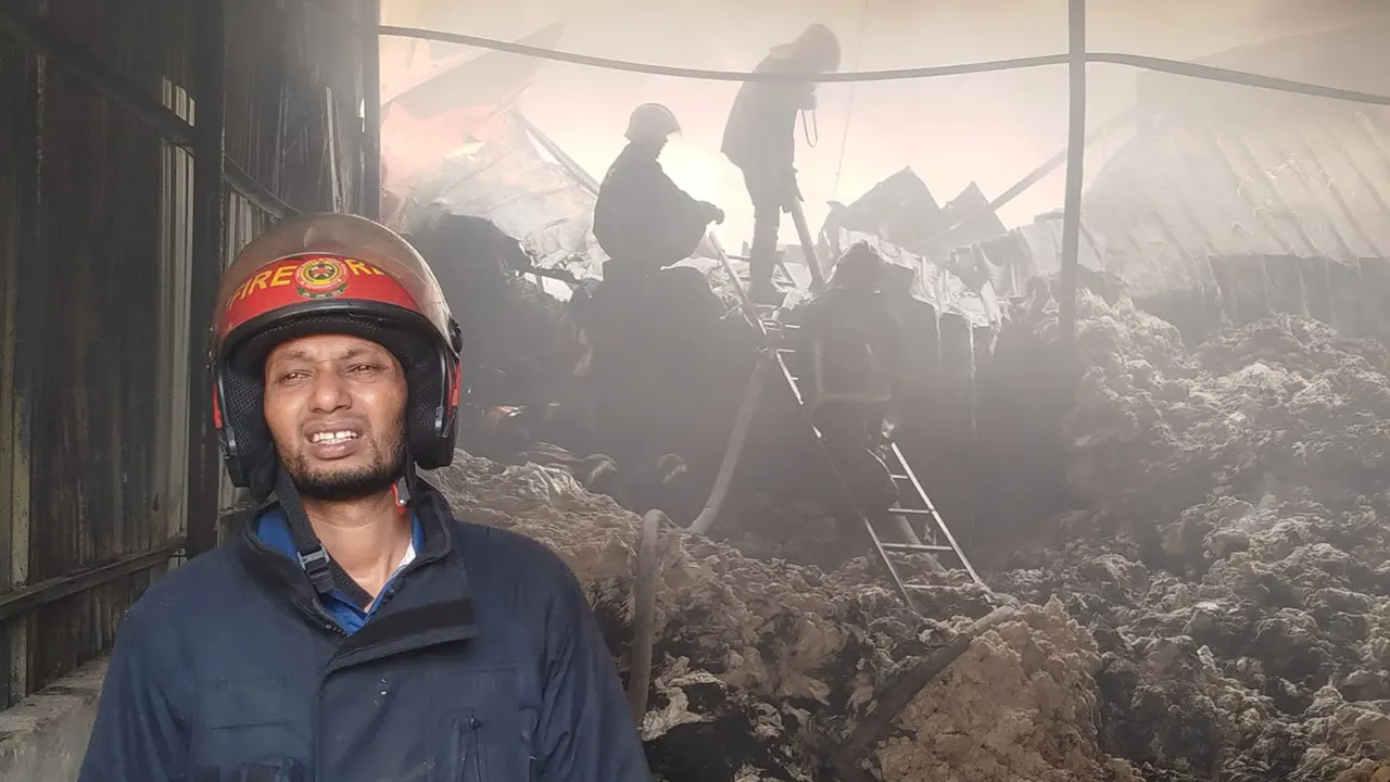 টঙ্গীতে তুলার গুদামে আগুন, নিয়ন্ত্রণে ৬ ইউনিট