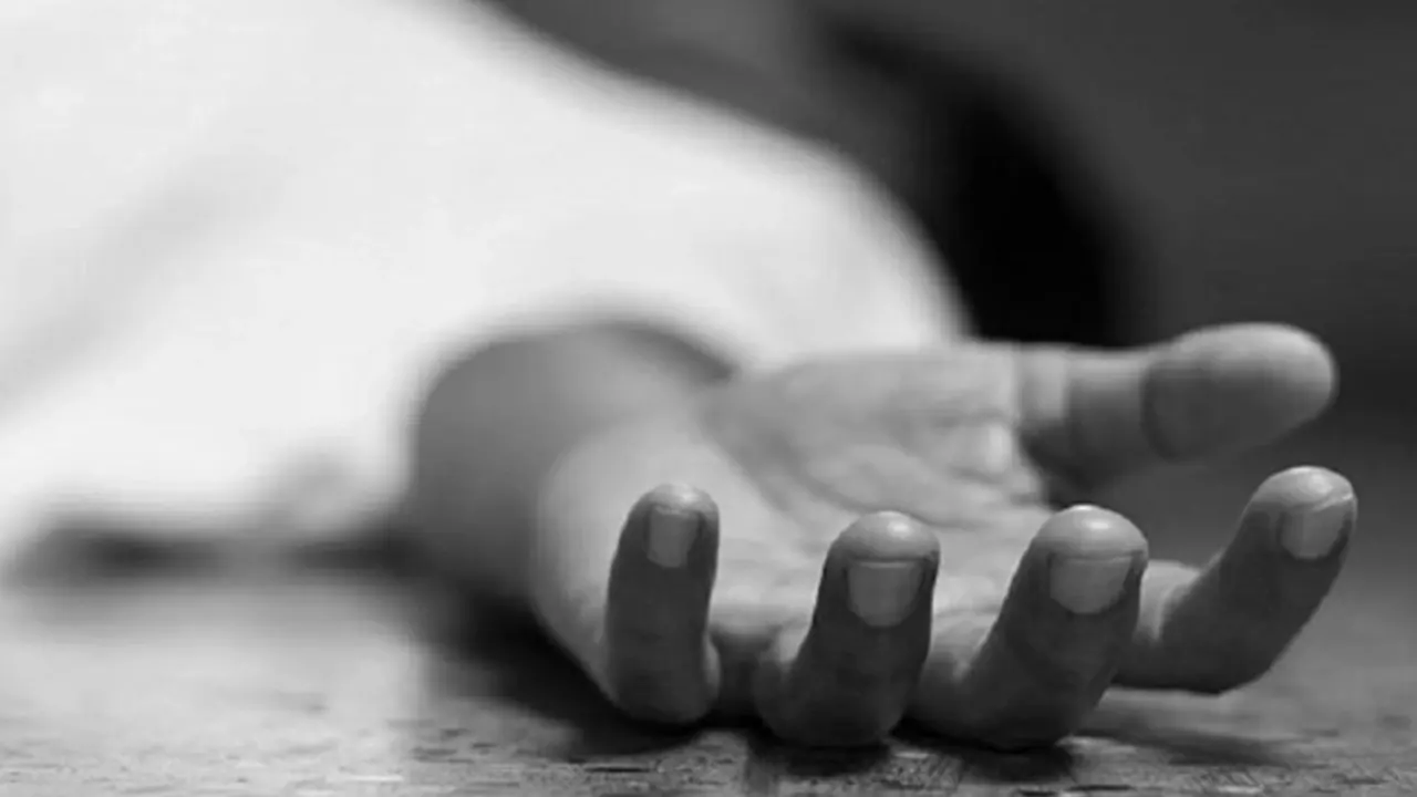 মাঠে পড়ে ছিল অজ্ঞাত নারীর মরদেহ