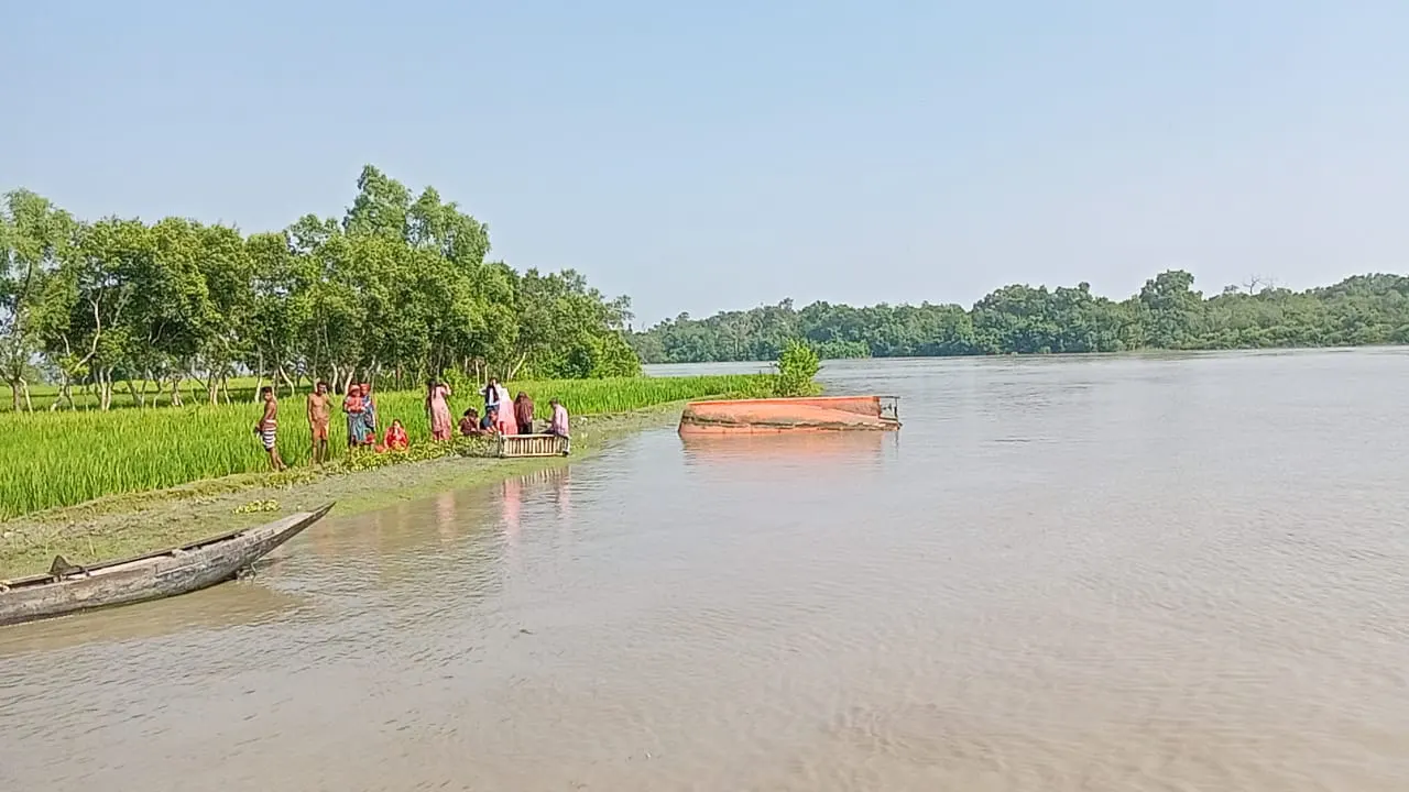 পশুর নদীতে বোট উল্টে পর্যটক নিখোঁজ
