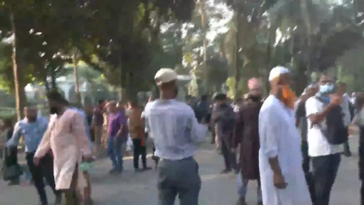 শাহবাগে জলকামান-সাউন্ড গ্রেনেডে শিক্ষকদের ছত্রভঙ্গ