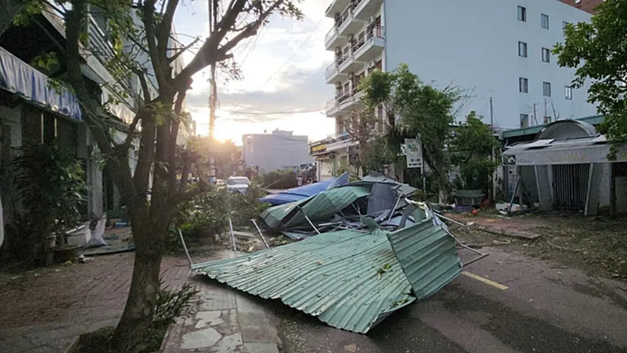 ঝড়ের তাণ্ডবে উড়ে গেল ঘরের চাল