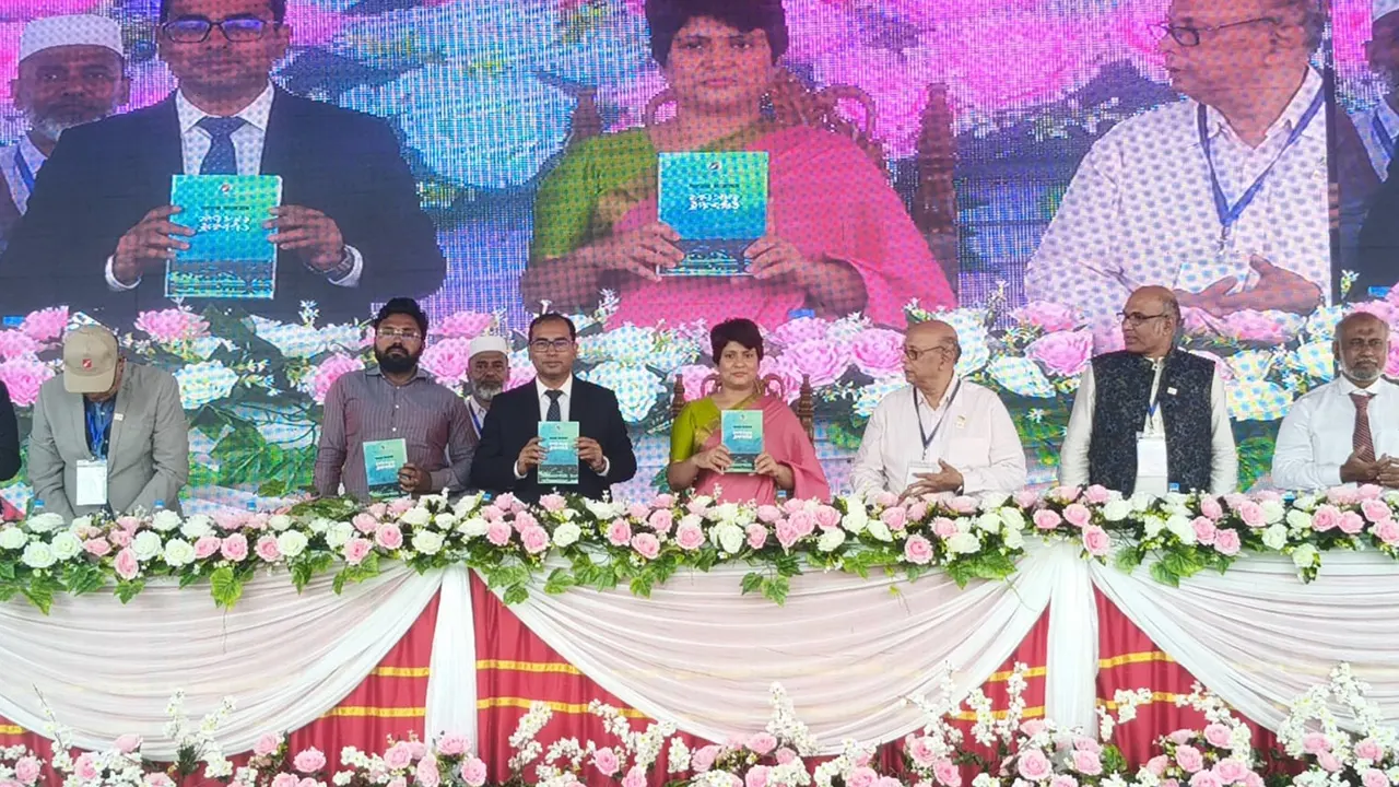 সঙ্গে থাকা স্ত্রীর ভয়ে অনেকের মুখেই ছিল তালা