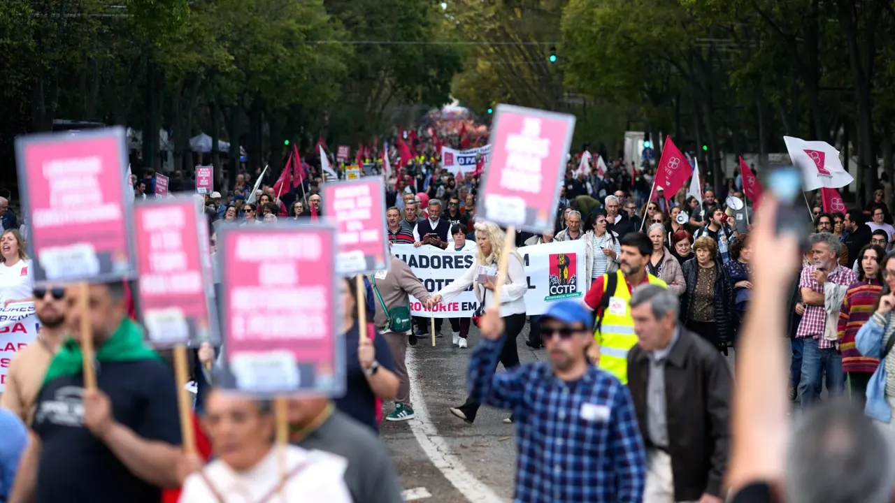 বিক্ষোভে উত্তাল পর্তুগাল, রাজপথে হাজারও মানুষ