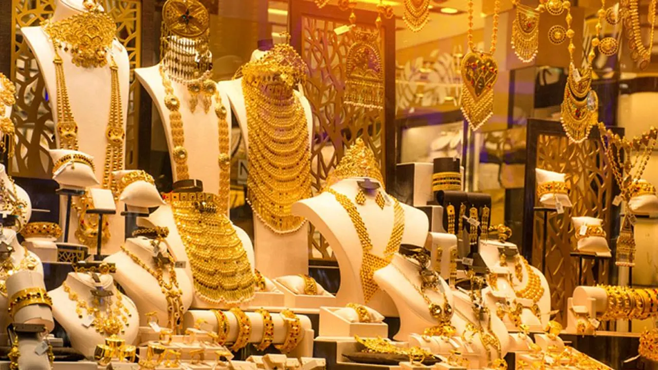 সাজিয়ে রাখা স্বর্ণালংকার। পুরোনো ছবি