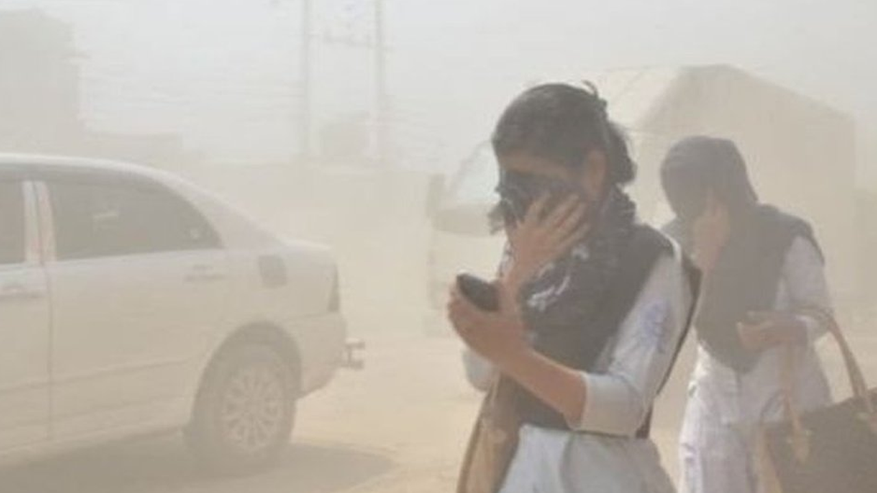 দিল্লিতে ভয়াবহ বায়ুদূষণ, ঢাকার খবর কী