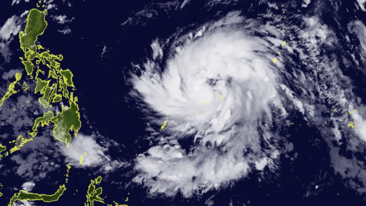 ধেয়ে আসছে সুপার টাইফুন ফাং-ওয়ং, শত শত ফ্লাইট বাতিল