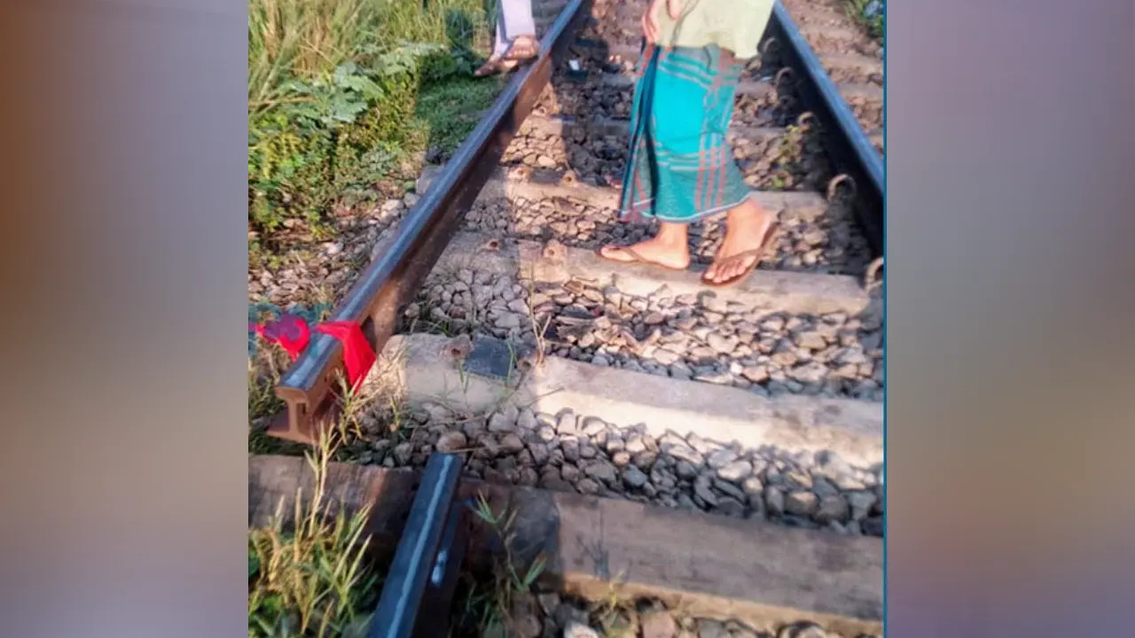 রেললাইনের ফিসপ্লেট খুলে ফেলল দুর্বৃত্তরা