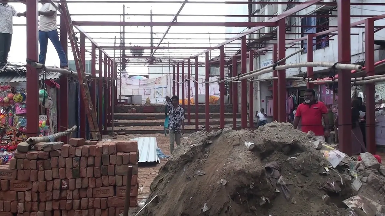 নরসুন্দা নদীর ওপর স্থাপিত গৌরাঙ্গ বাজার ব্রিজ এলাকার ফুটপাত দখল করে নির্মাণ হচ্ছে ইট-বালু-সিমেন্টের স্থায়ী ভবন। ছবি : কালবেলা