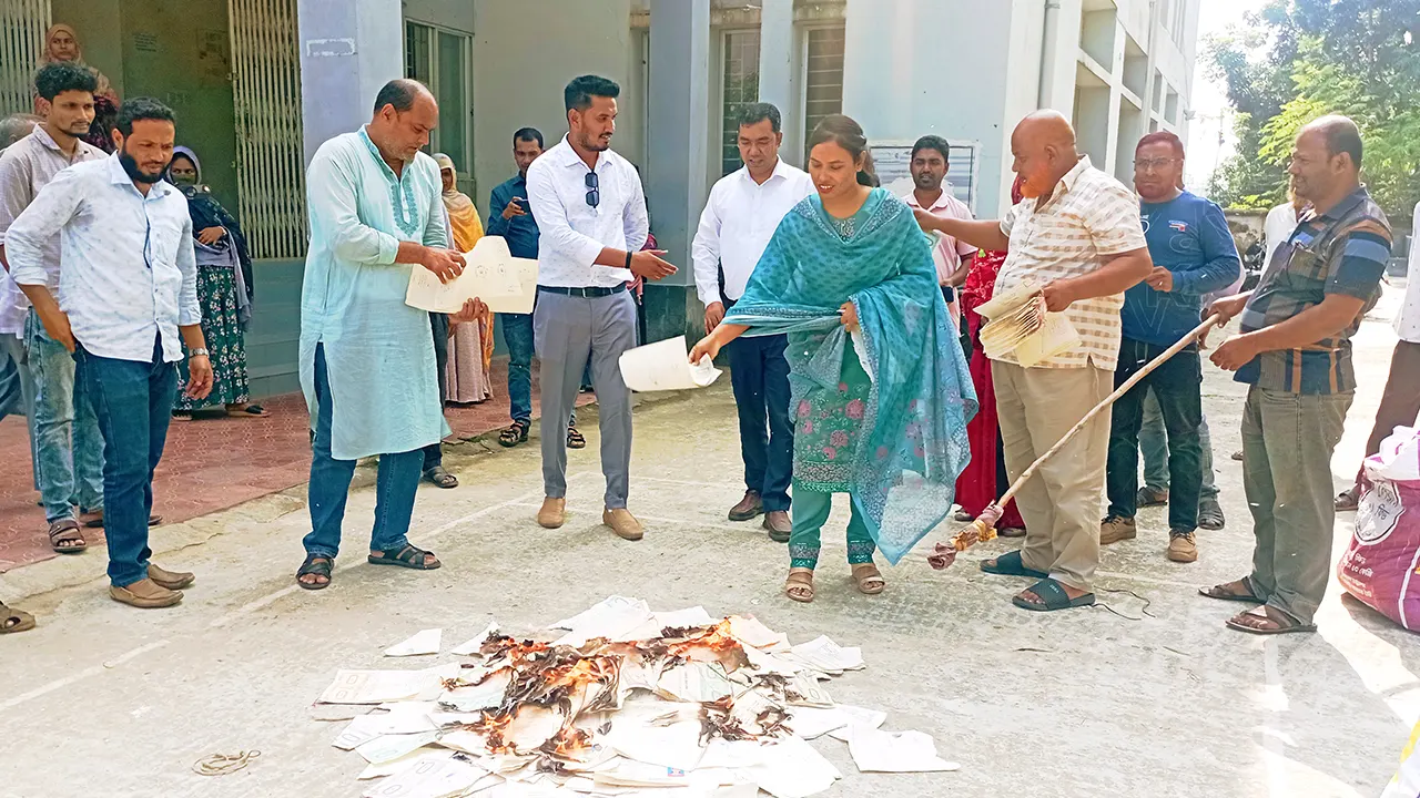 আগুনে পুড়ানো হলো ১ হাজার ৫০০ দলিল