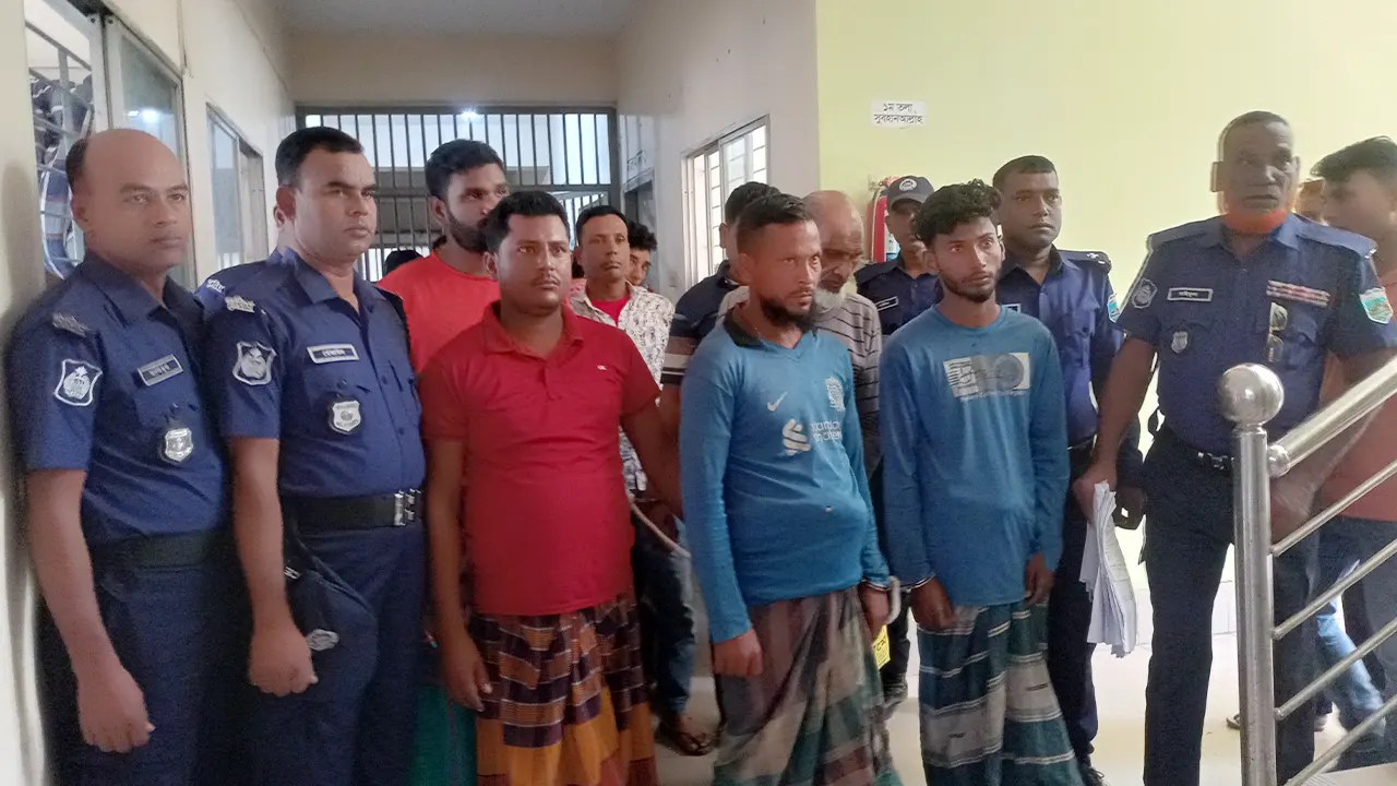 যৌথবাহিনীর অভিযানে আগ্নেয়াস্ত্র উদ্ধারসহ ২০ জন আটক