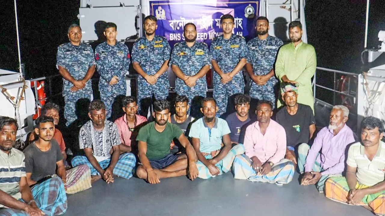 ১৩ জেলেকে উদ্ধার করল নৌবাহিনী