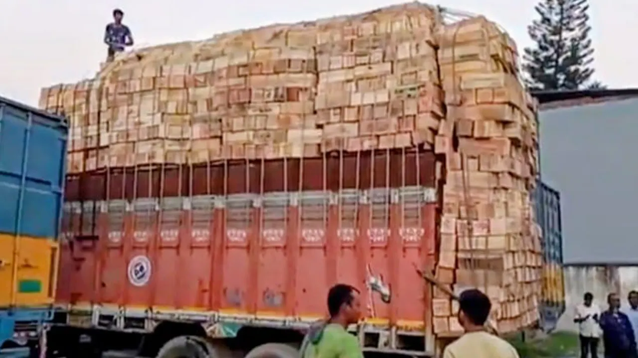 হিলি স্থলবন্দর দিয়ে দীর্ঘ ১১ বছর পর আপেল আমদানি। ছবি : কালবেলা