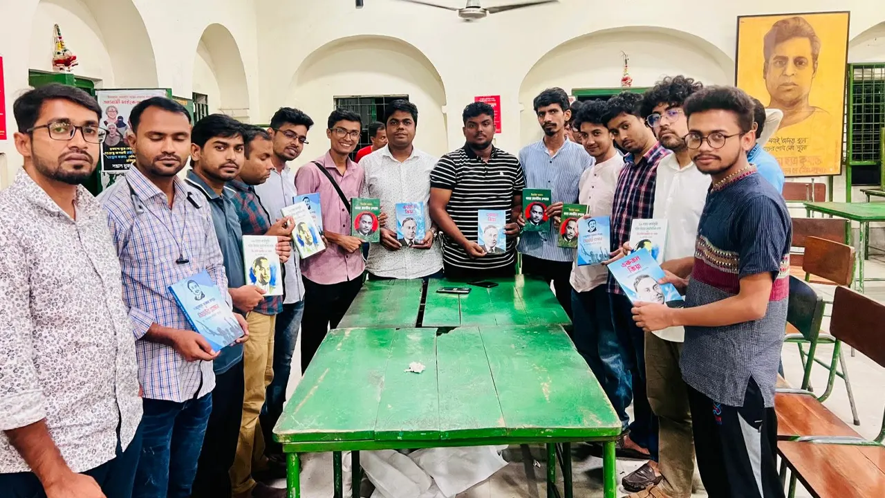 ঢাবিতে বিভিন্ন ছাত্রসংগঠনকে ছাত্রদল নেতার বই উপহার