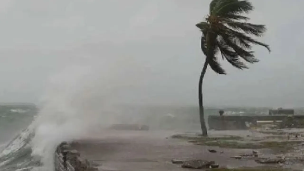 সুপার টাইফুন ‘ফাং-ওং’র তাণ্ডব