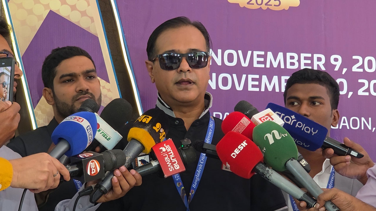 ফুটবলারদের ব্যবহার খুব খারাপ, ক্রিকেট আভিজাত্যের খেলা: আসিফ