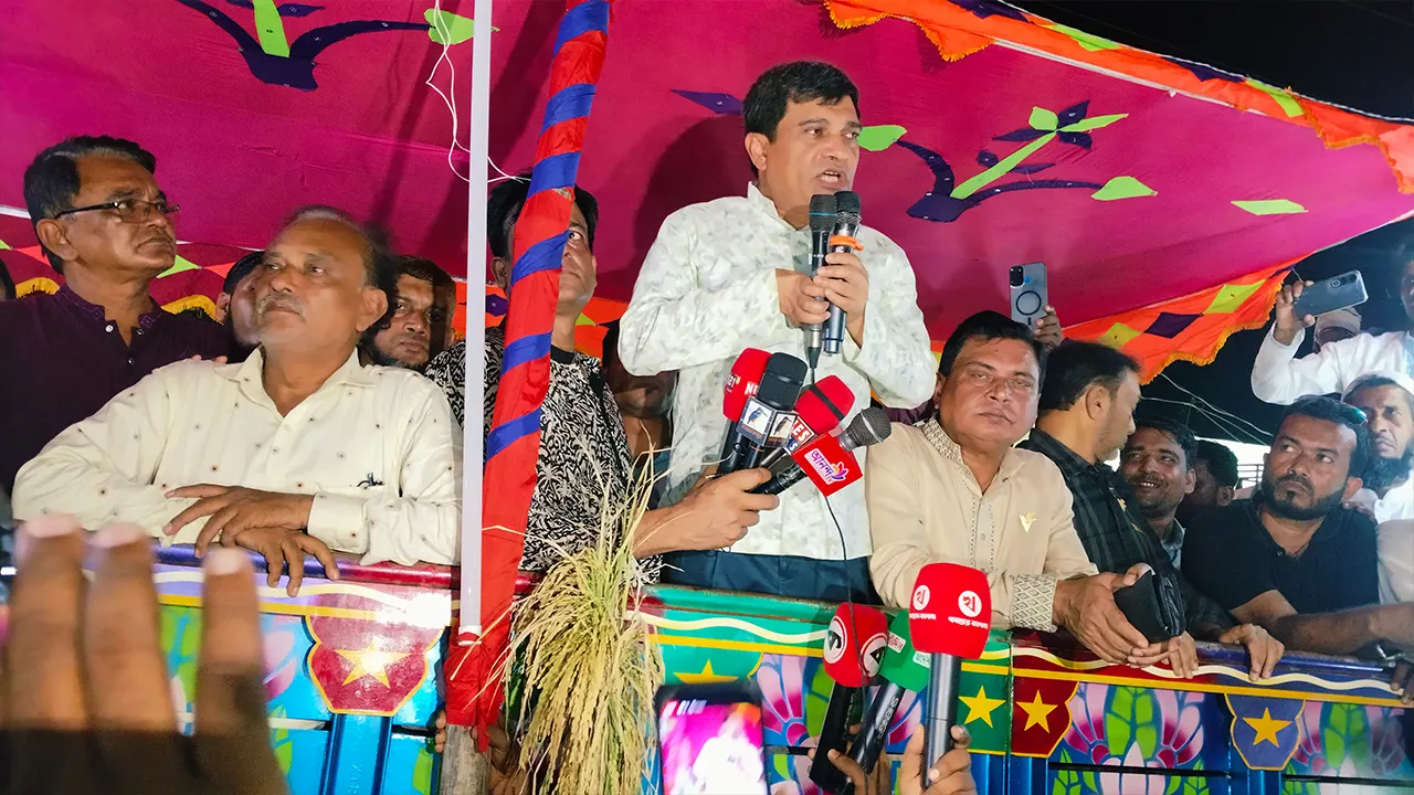 পথসভায় প্রধান অতিথি হিসেবে বক্তব্য রাখেন মাহবুবের রহমান শামীম। ছবি : কালবেলা