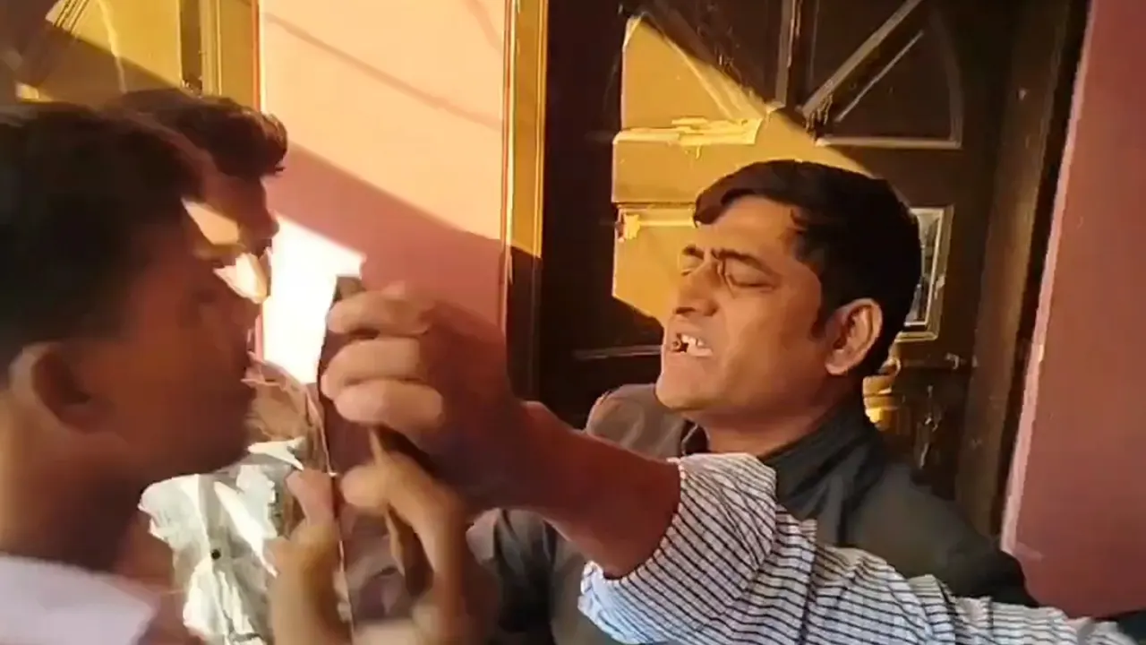 তথ্য চাইতে গিয়ে লাঞ্ছিত ৩ সাংবাদিক, থানায় অভিযোগ