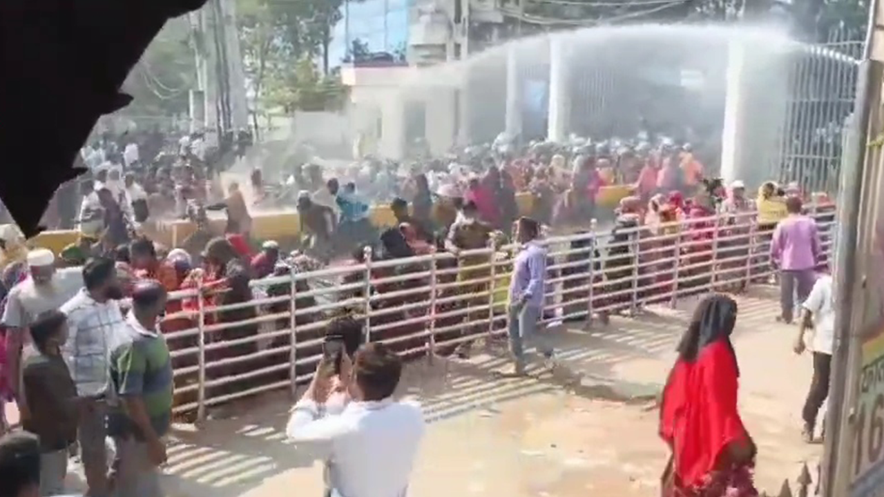 আশুলিয়ায় শ্রমিকদের সড়ক অবরোধ