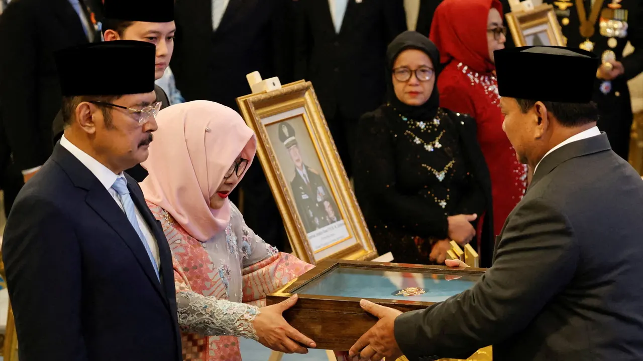 সাবেক প্রেসিডেন্ট সুহার্তোকে জাতীয় বীর ঘোষণা, উত্তাল ইন্দোনেশিয়া