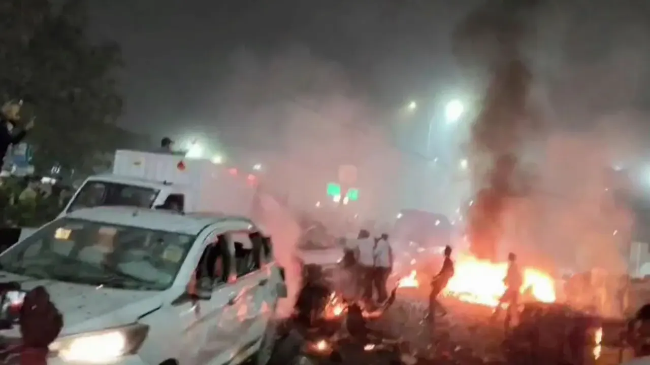 ভারতে ভয়াবহ বিস্ফোরণ, একাধিক যানবাহনে আগুন