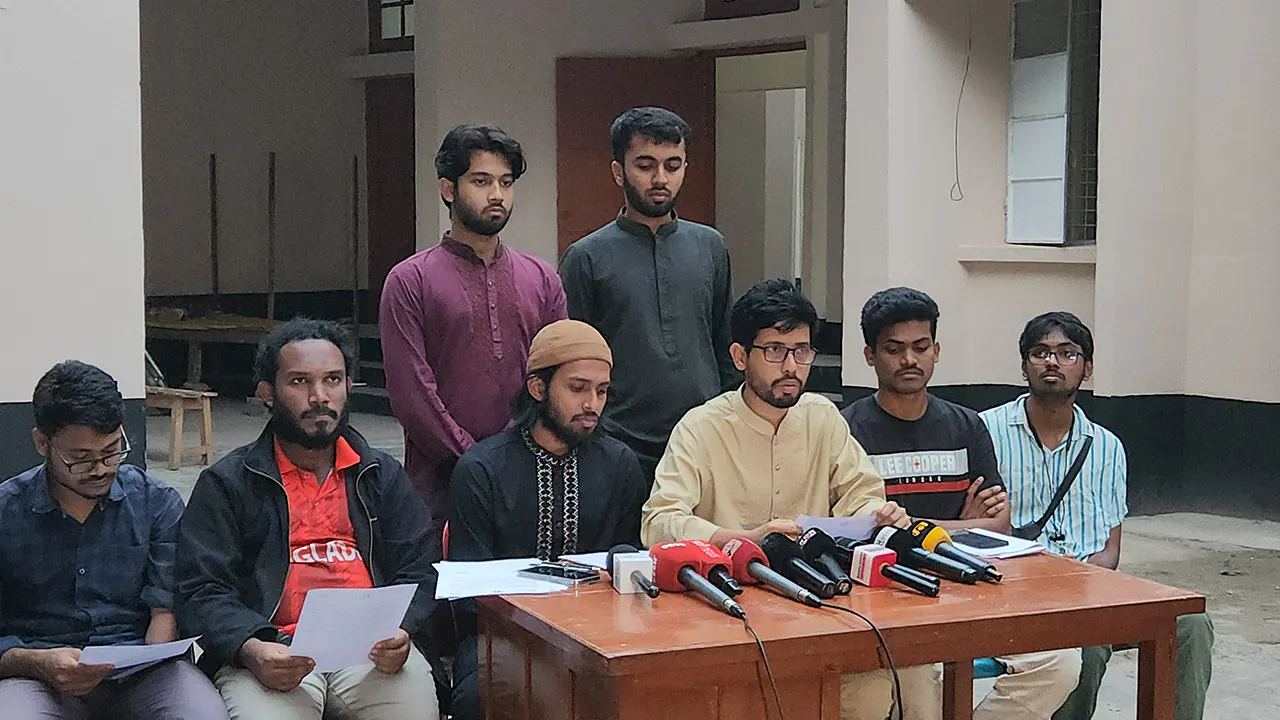 ২৪ ঘণ্টার মধ্যে রাবি রেজিস্ট্রারের অপসারণ দাবি রাকসুর