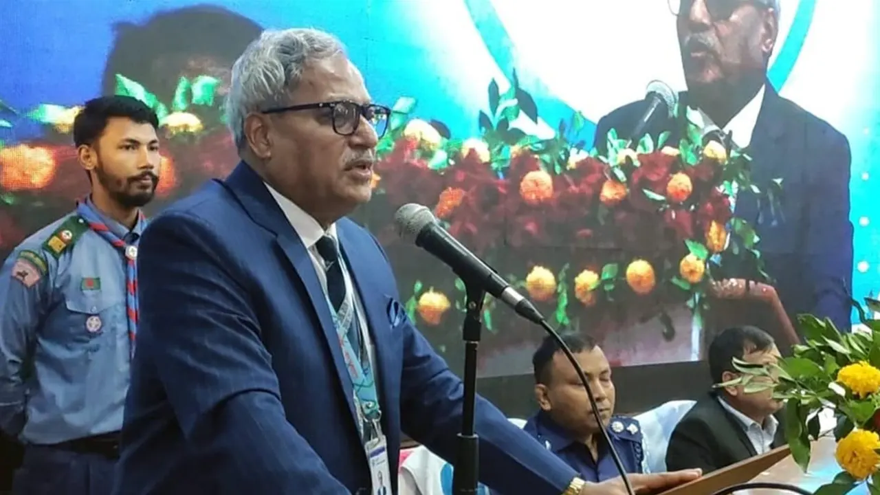 সহধর্মিণী সন্তুষ্ট থাকলে কর্তা সীমিত আয়ে চলতে পারেন : দুদক কমিশনার