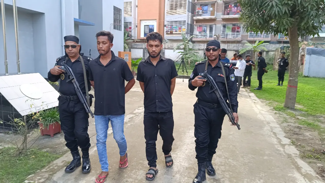 ডাবল মার্ডারের ঘটনায় রিফাত বাহিনীর প্রধান অস্ত্রসহ গ্রেপ্তার