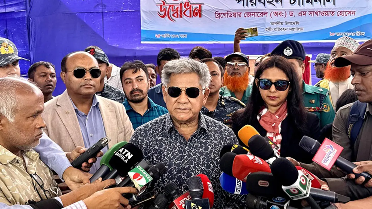 পতেঙ্গায় লালদিয়ার চর কনটেইনার ইয়ার্ড উদ্বোধনের সময় সাংবাদিকদের সঙ্গে কথা বলেন নৌপরিবহন উপদেষ্টা সাখাওয়াত হোসেন। ছবি : কালবেলা