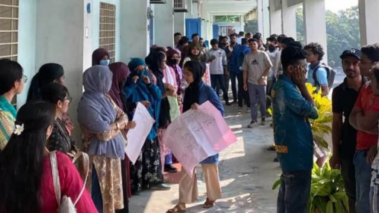 রাবিতে নারী শিক্ষার্থীদের যৌন হয়রানির অভিযোগে শিক্ষকের বরখাস্ত দাবি