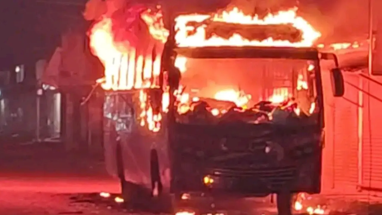 দুর্বৃত্তদের দেওয়া আগুনে পুড়ে অঙ্গার বাসচালক