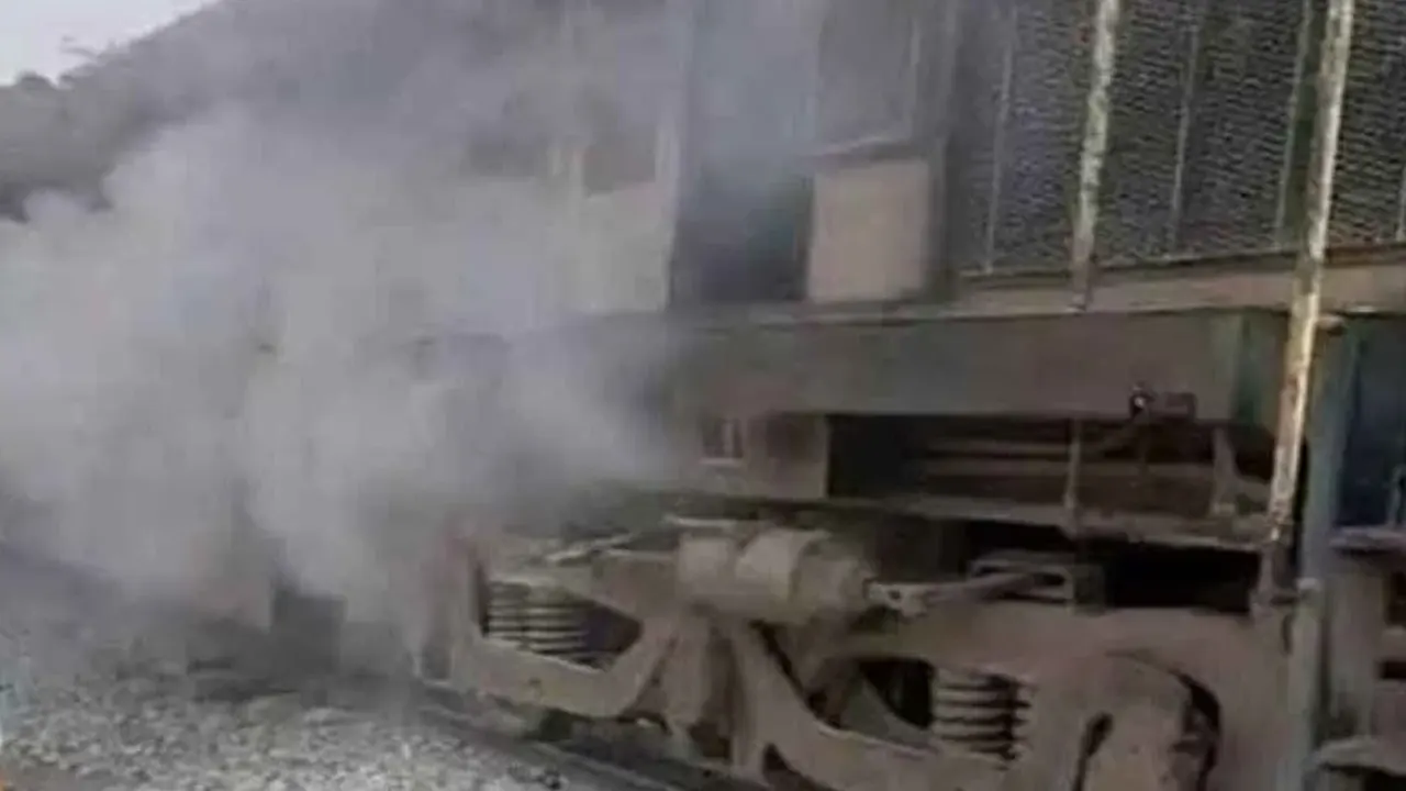 বলাকা কমিউটার ট্রেনের ইঞ্জিনে আগুন