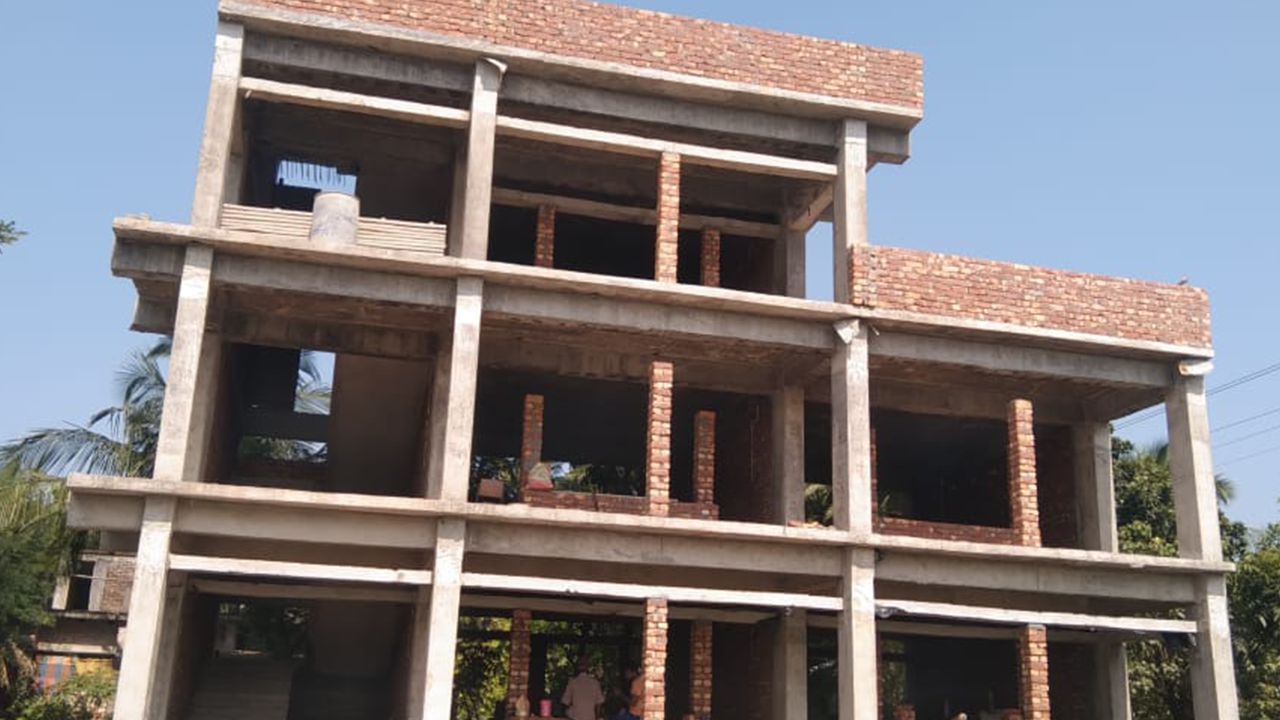 স্কুলভবন নির্মাণে নিম্নমানের সামগ্রী ব্যবহারের অভিযোগ। ছবি : কালবেলা