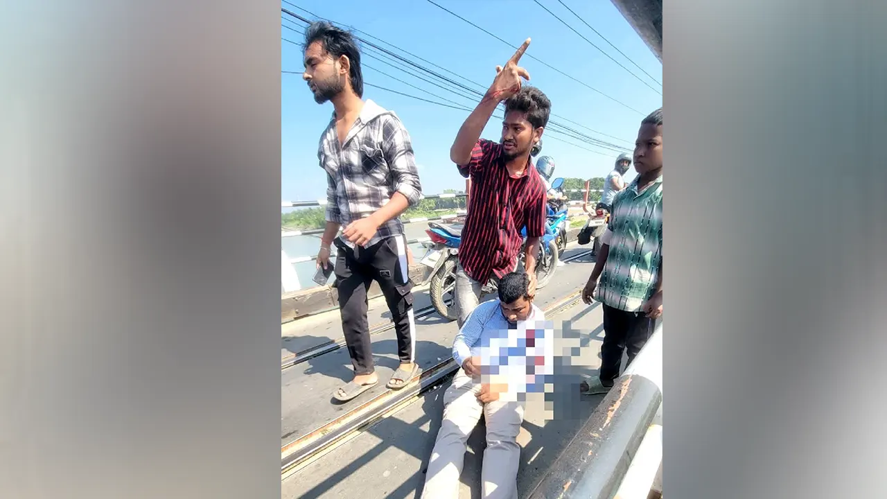 চলন্ত ট্রেন থেকে পড়ে স্টেশন মাস্টার গুরুতর আহত