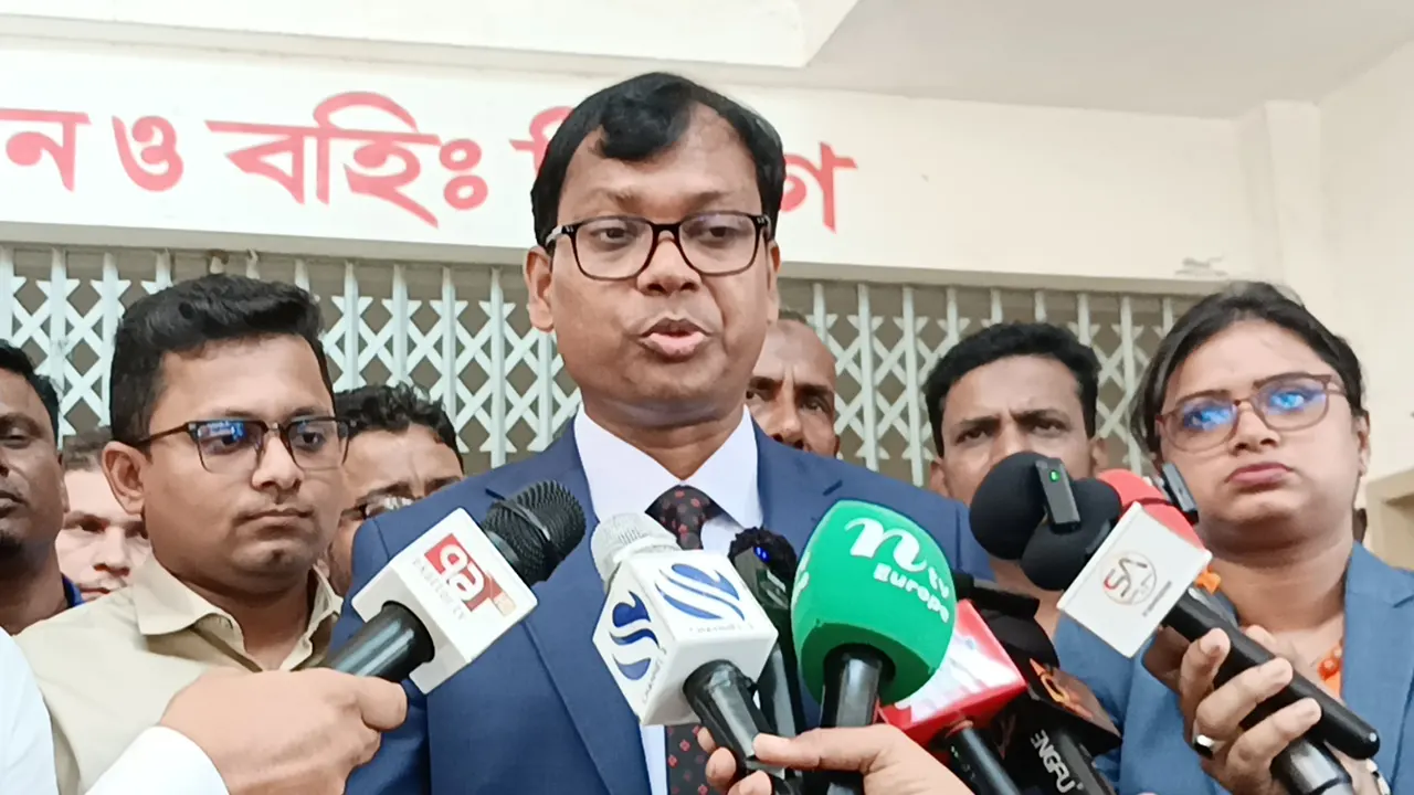 সিলেটের বিশ্বনাথ উপজেলা পরিদর্শন শেষে কথা বলেন সিলেটের জেলা প্রশাসক (ডিসি) মো. সারওয়ার আলম। ছবি : কালবেলা