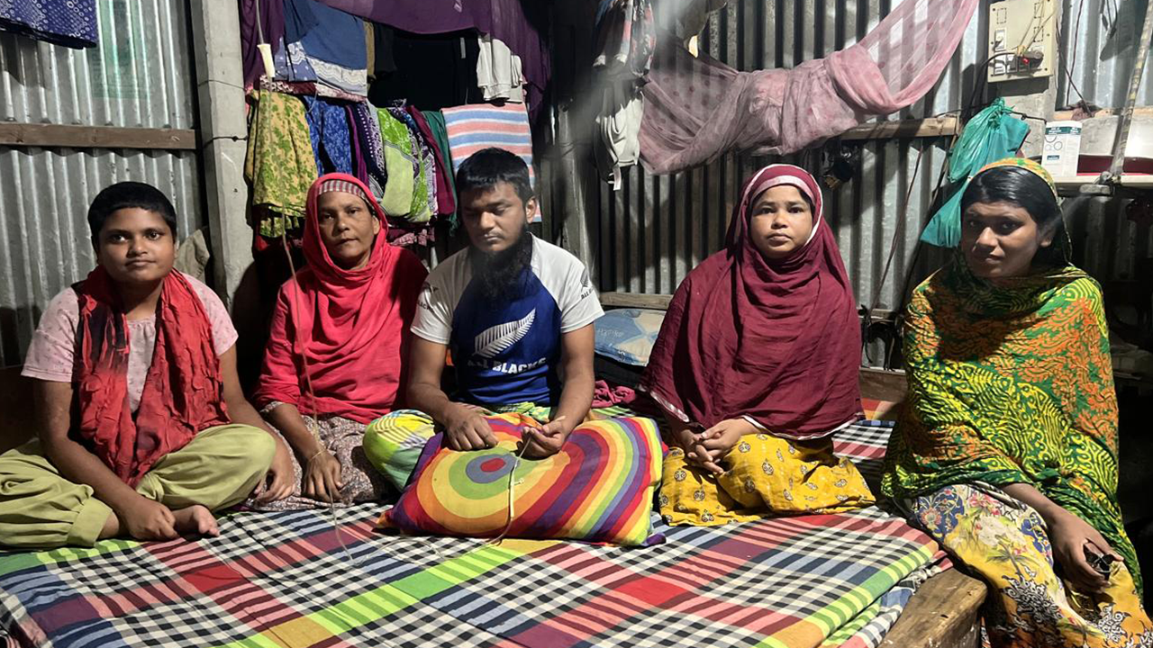 চার প্রতিবন্ধীকে নিয়ে স্বামীহারা জাহানারার জীবনসংগ্রাম