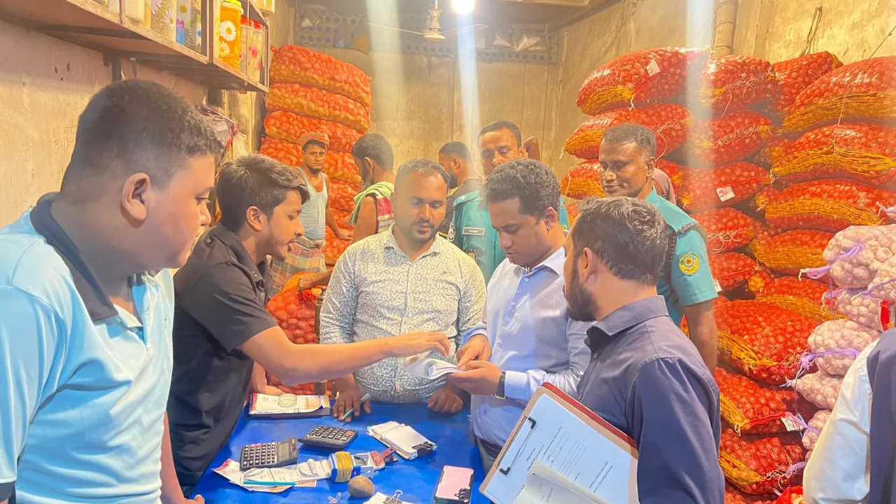 চাল ও পেঁয়াজের আড়তে অভিযান, জরিমানা