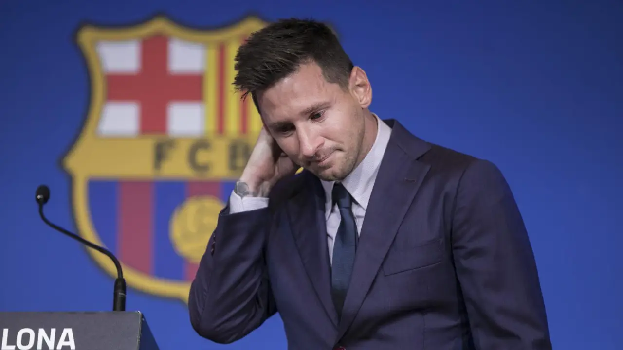 বার্সা থেকে বিদায়ের দিনে অশ্রুভেজা মেসি।