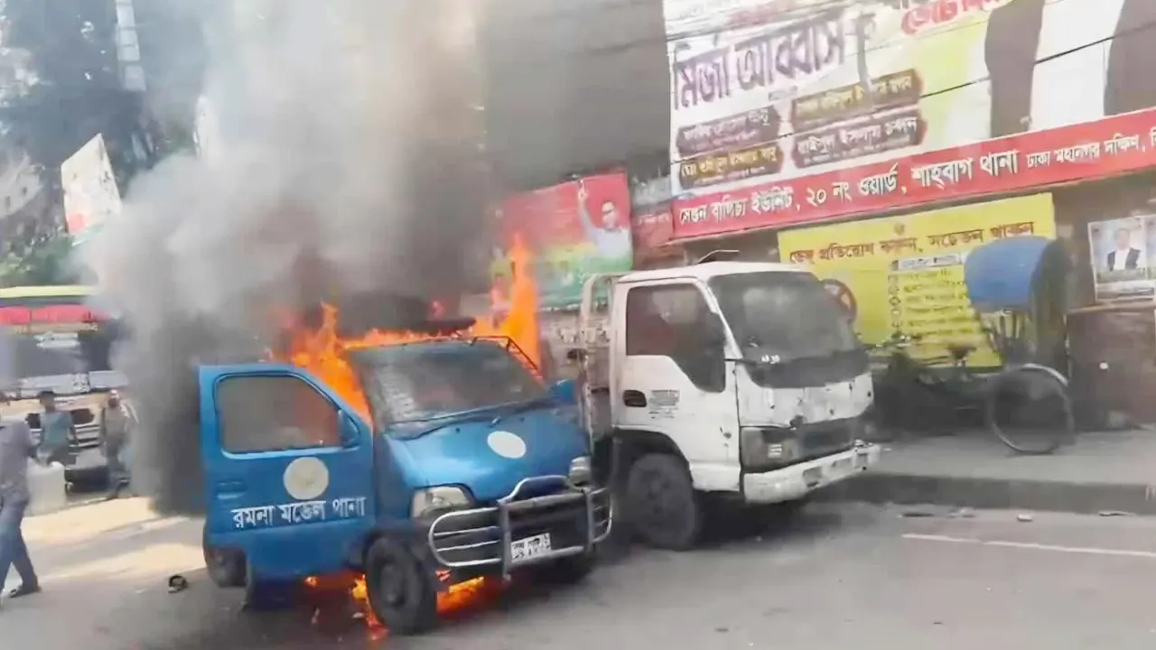 রাজধানীতে পুলিশের গাড়িতে আগুন