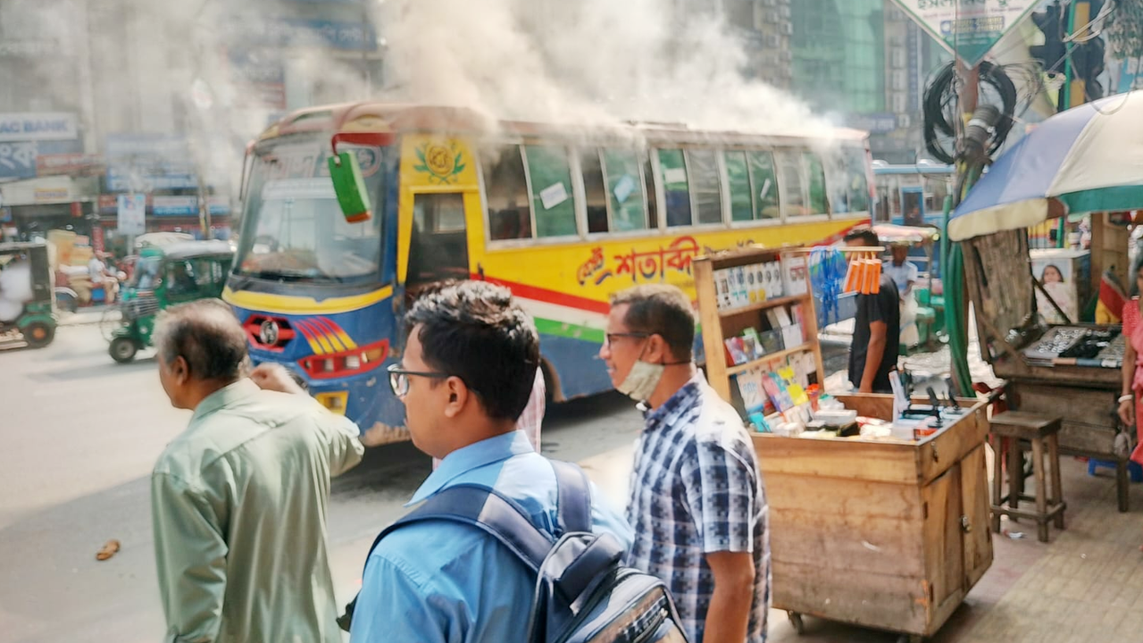 শতাব্দী পরিবহনে আগুন। ছবি : সংগৃহীত