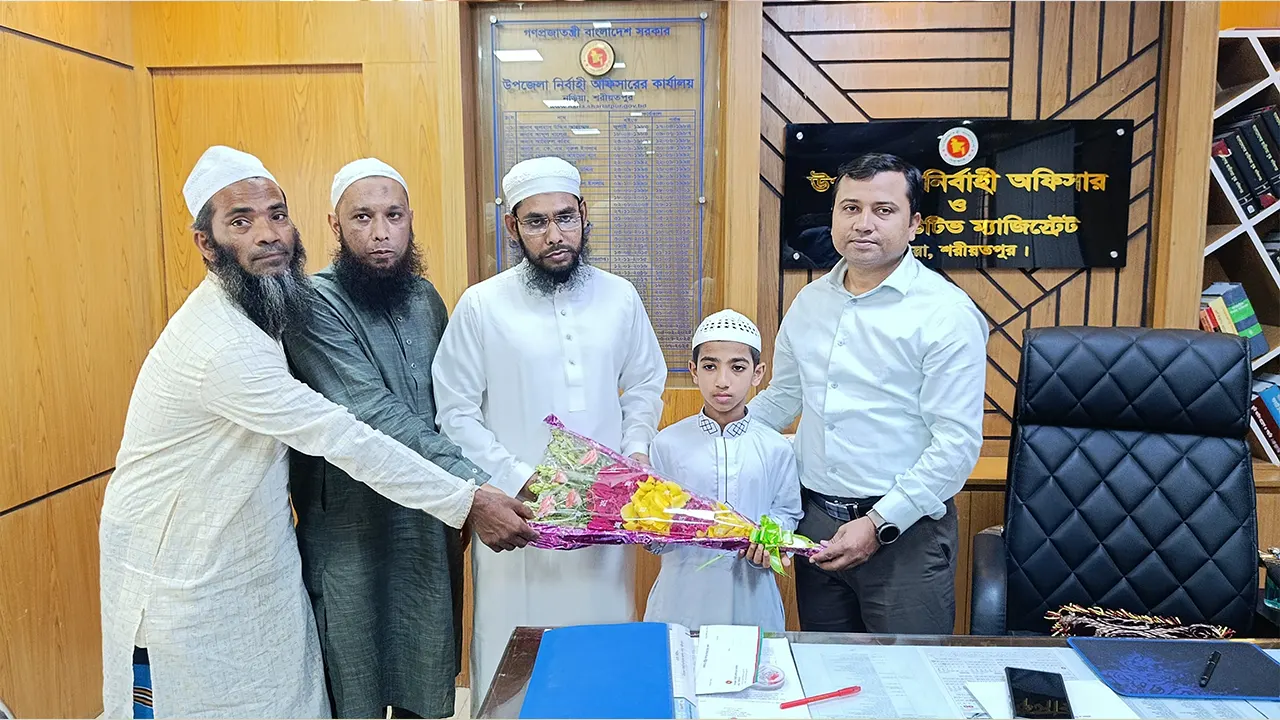 সেই খুদে হাফেজকে সংবর্ধনা দিলেন ইউএনও