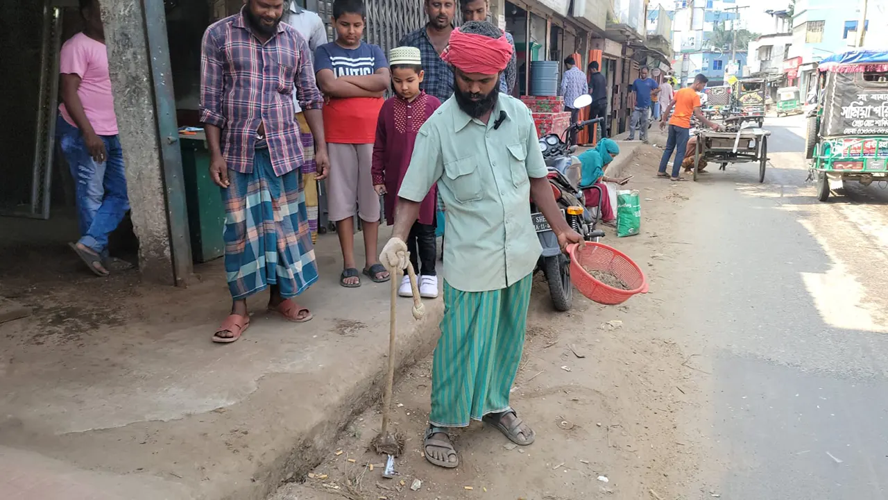 ৫০০ গ্রাম ওজনের বিশেষ চুম্বক ও এক টুকরো দড়ি নিয়ে দেশের বিভিন্ন শহরে ঘুরে বেড়ান চুম্বক মামুন। ছবি : কালবেলা