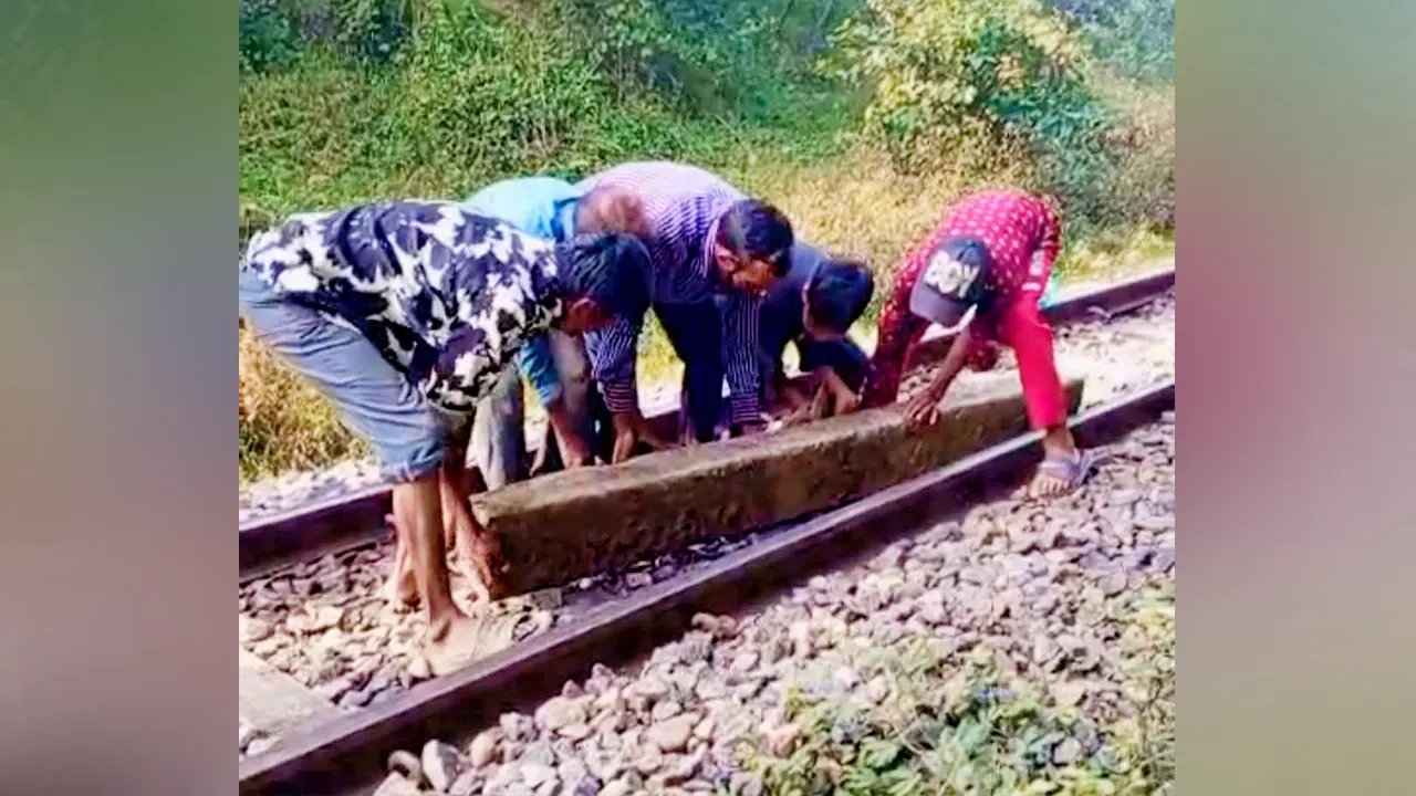 রেললাইনের স্লিপার ফেলে ট্রেন দুর্ঘটনার চেষ্টা 