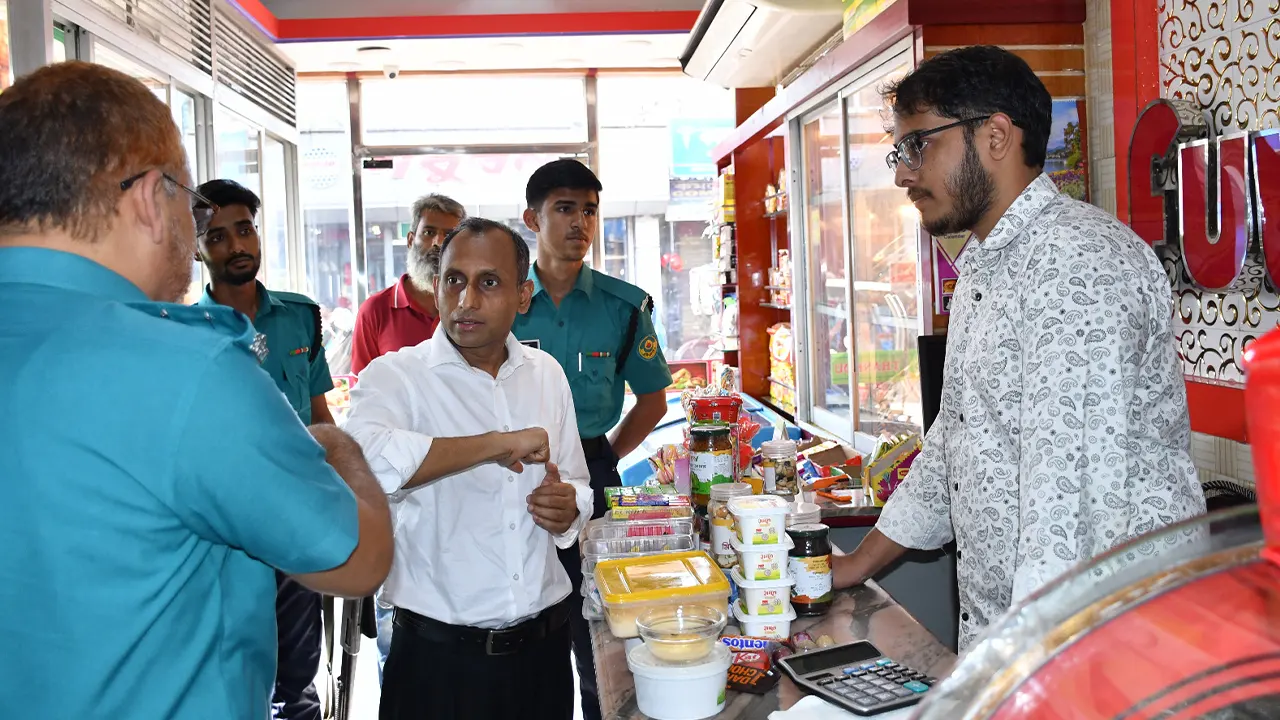 অস্বাস্থ্যকর পরিবেশে কেমিক্যাল মেশানো খাদ্যপণ্য বিক্রি, অতঃপর...