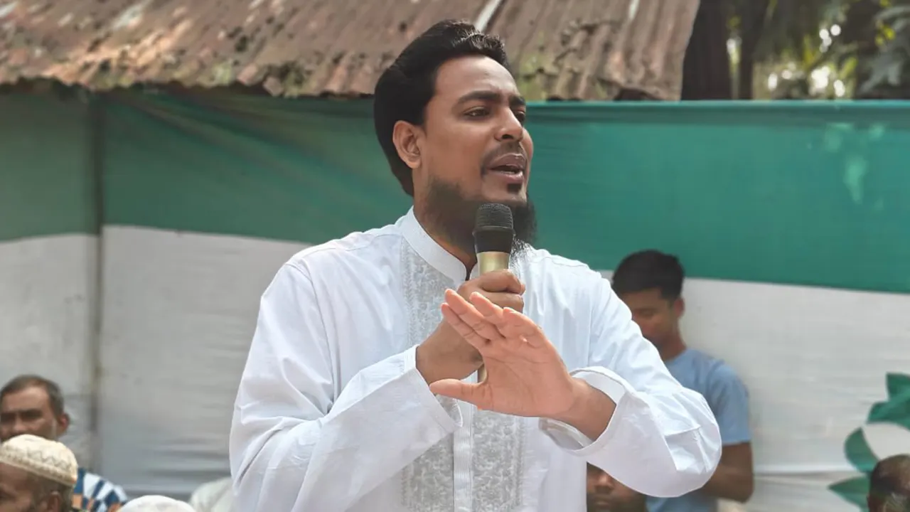 রংপুরের পীরগাছায় উঠান বৈঠকে বক্তব্য রাখেন আখতার হোসেন। ছবি : কালবেলা