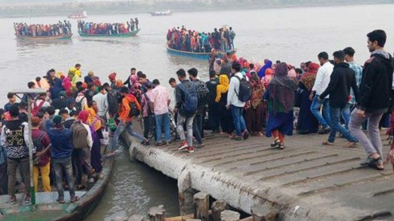 ঝুঁকি নিয়ে খেয়া পারাপার