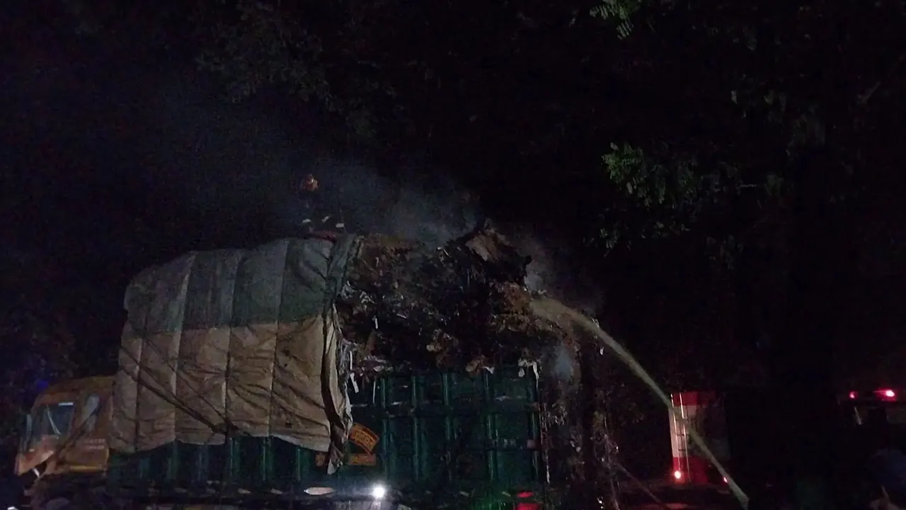 আকিজ পেপার মিলের সামনে ট্রাকে আগুন