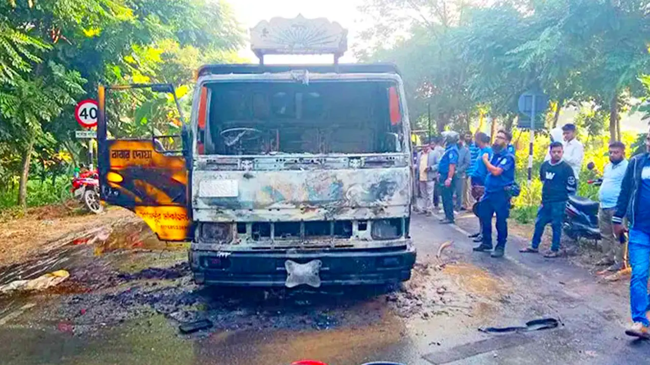 পদ্মা সেতুর জাজিরা প্রান্তে ককটেল বিস্ফোরণ, ট্রাকে আগুন