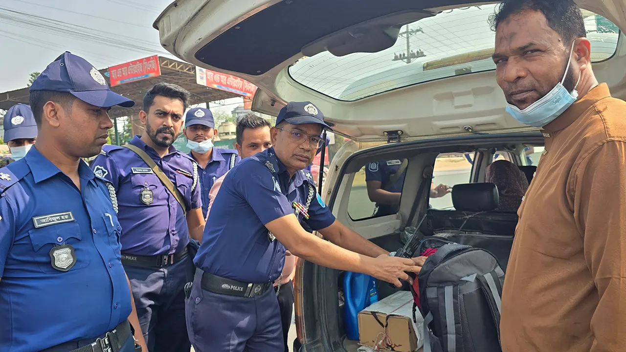 আমিনবাজারে পুলিশের চেকপোস্ট, কঠোর নজরদারি