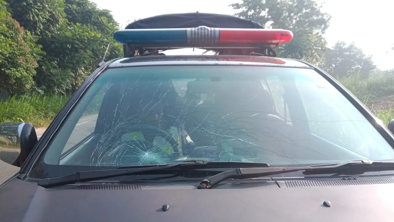 এবার পুলিশের গাড়িতে ককটেল নিক্ষেপ